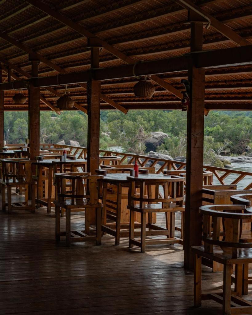 Готель Leo Woods Hampi River View Екстер'єр фото