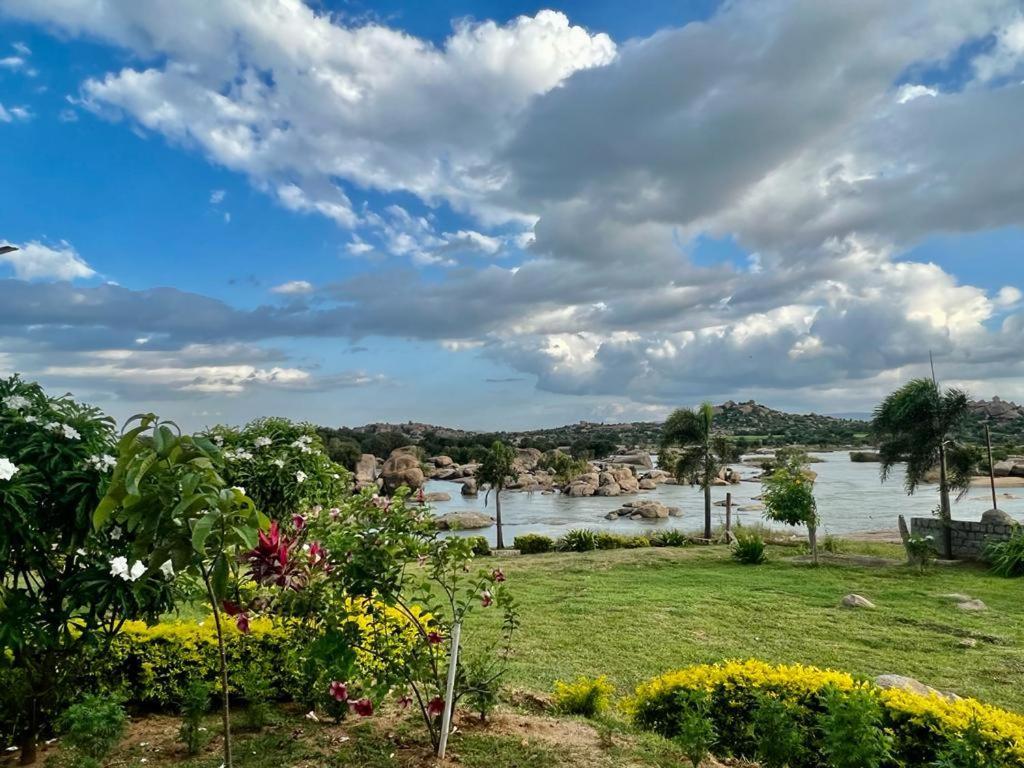 Готель Leo Woods Hampi River View Екстер'єр фото